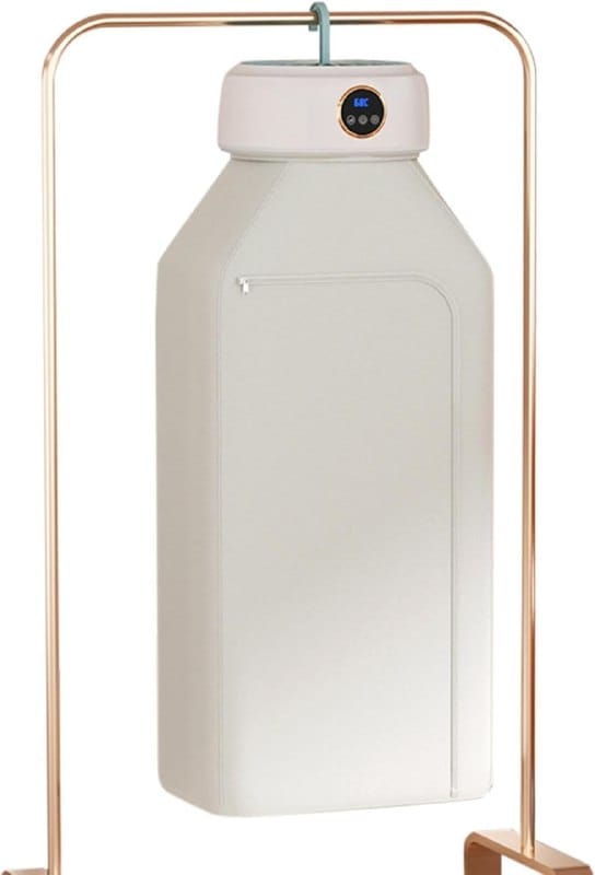 Sacca termica beige chiusa con cerniera, appesa a uno stand dorato con l'asciugatrice montata in cima