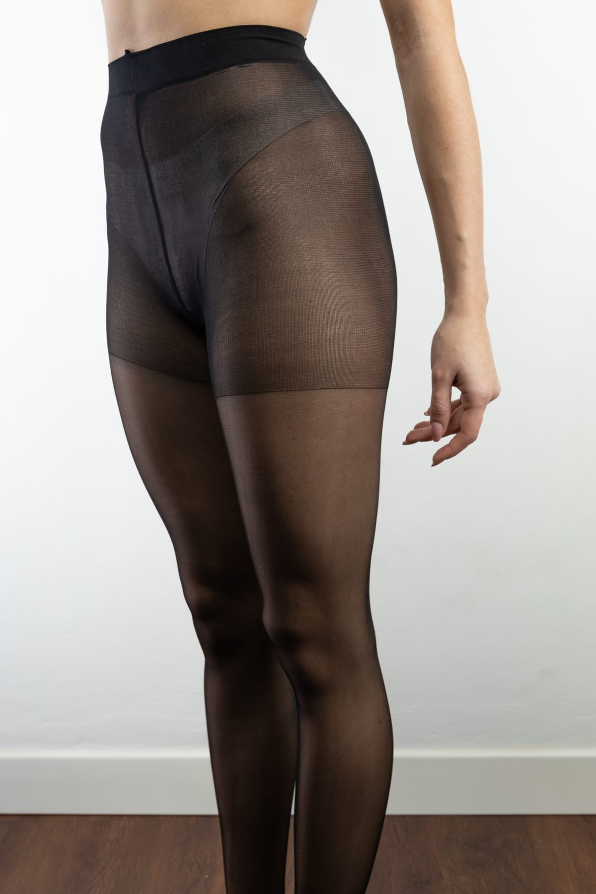 Dettaglio della parte contenitiva: pannello più coprente su fianchi e cosce sotto la fascia elastica in vita