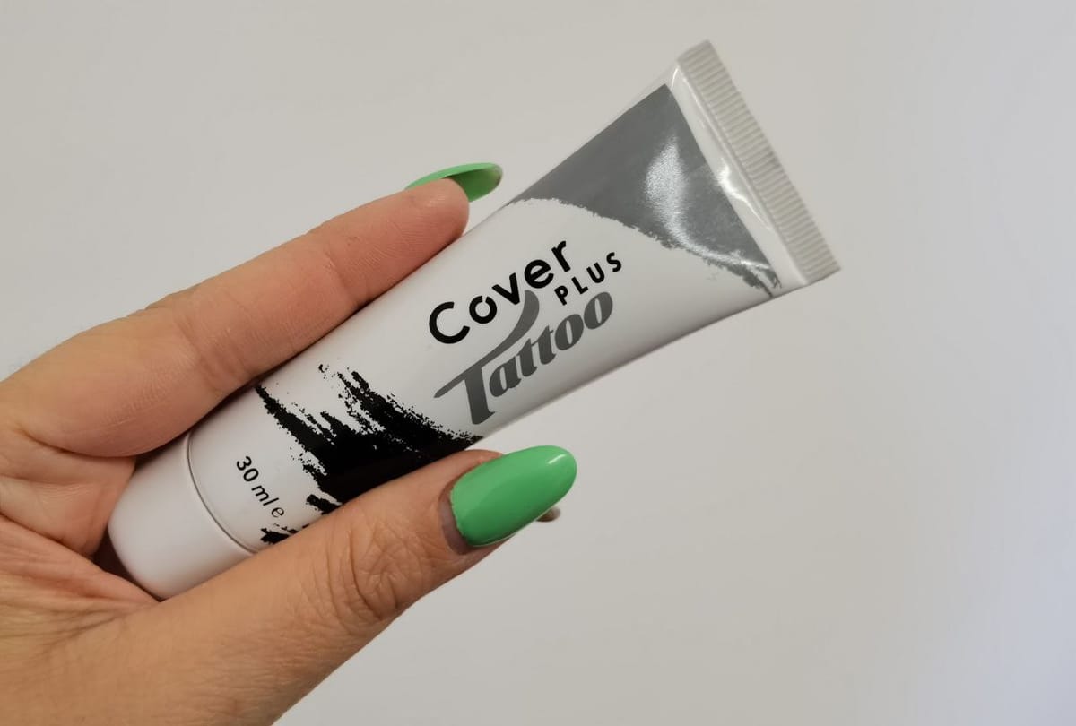 Dettaglio ravvicinato del tubetto CoverPlus Tattoo, con il tappo ancora chiuso