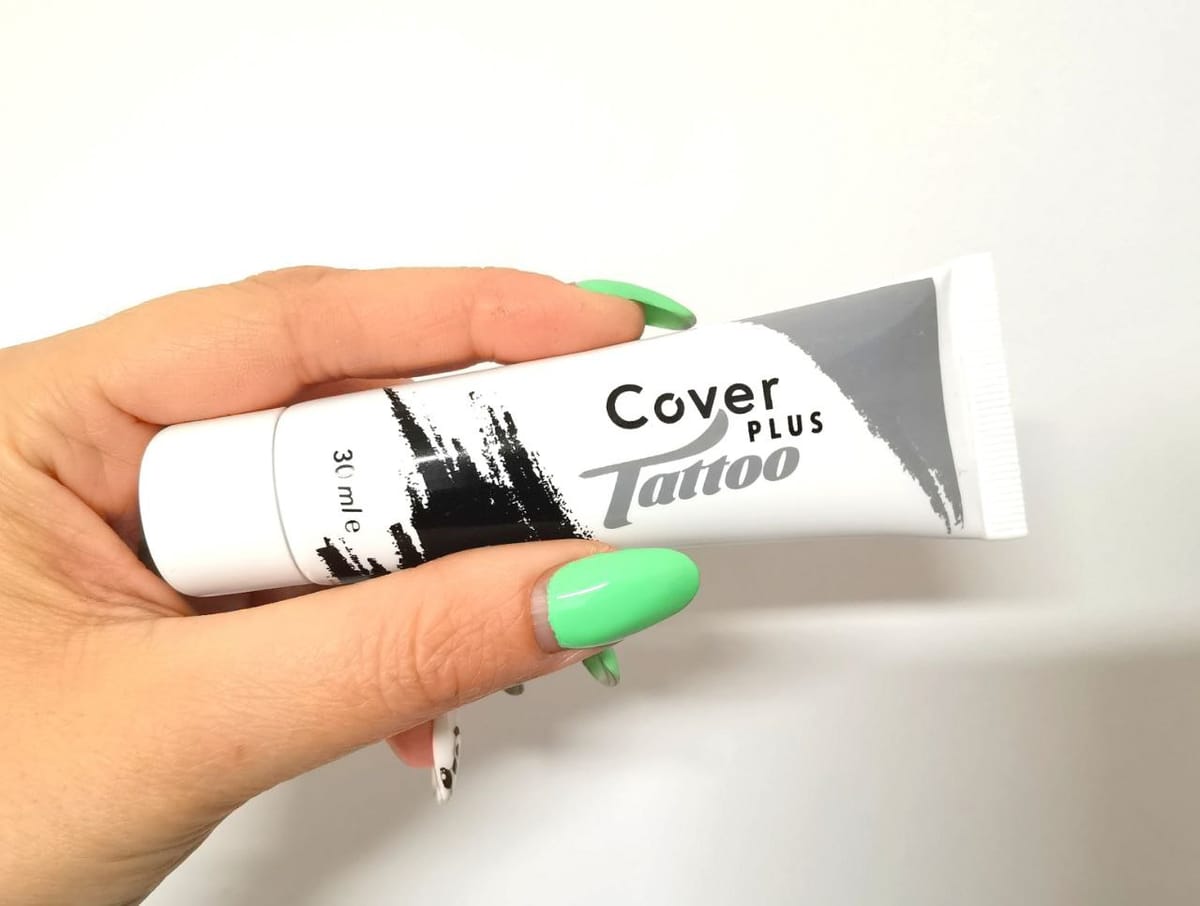 Il tubetto CoverPlus Tattoo tenuto in mano, con l’indicazione del formato da 30 ml