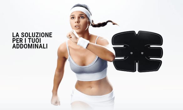 Donna in top sportivo corre sul posto accanto alla fascia elettrostimolatore nera, su fondo bianco