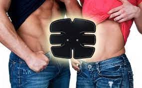 Fascia elettrostimolatore nera davanti agli addominali di un uomo e di una donna in jeans