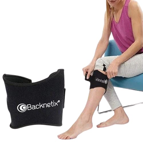Fascia elastica nera in neoprene e, accanto, una donna seduta che la chiude appena sotto il ginocchio