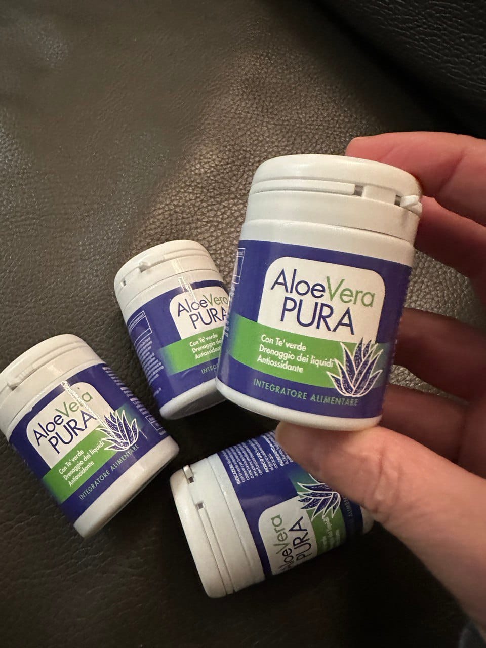 Quattro barattoli di Aloe Vera Pura, con l'etichetta bianca, blu e verde