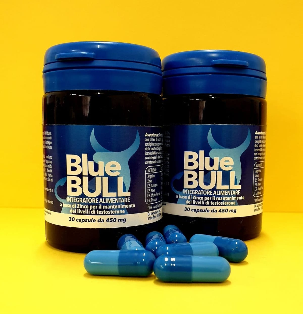 Barattoli di Bluebull su fondo giallo, con le capsule blu da 450 mg in primo piano