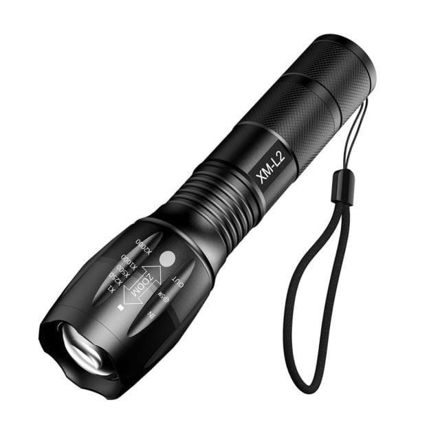 La torcia LED in alluminio del kit, con ghiera di regolazione dello zoom e laccetto da polso