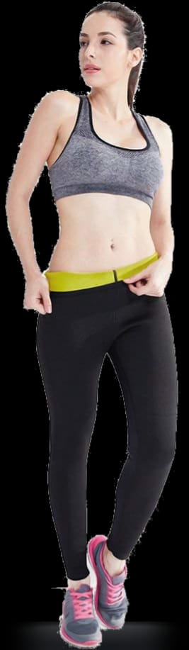 Modella con top grigio indossa i leggings neri e la fascia gialla in vita resta a vista sopra il tessuto