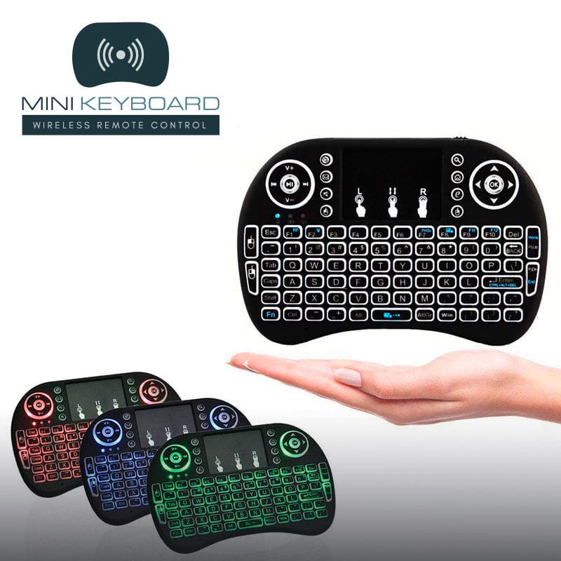 Mini tastiera nera con touchpad appoggiata sul palmo di una mano e tre modelli illuminati in rosso, blu e verde