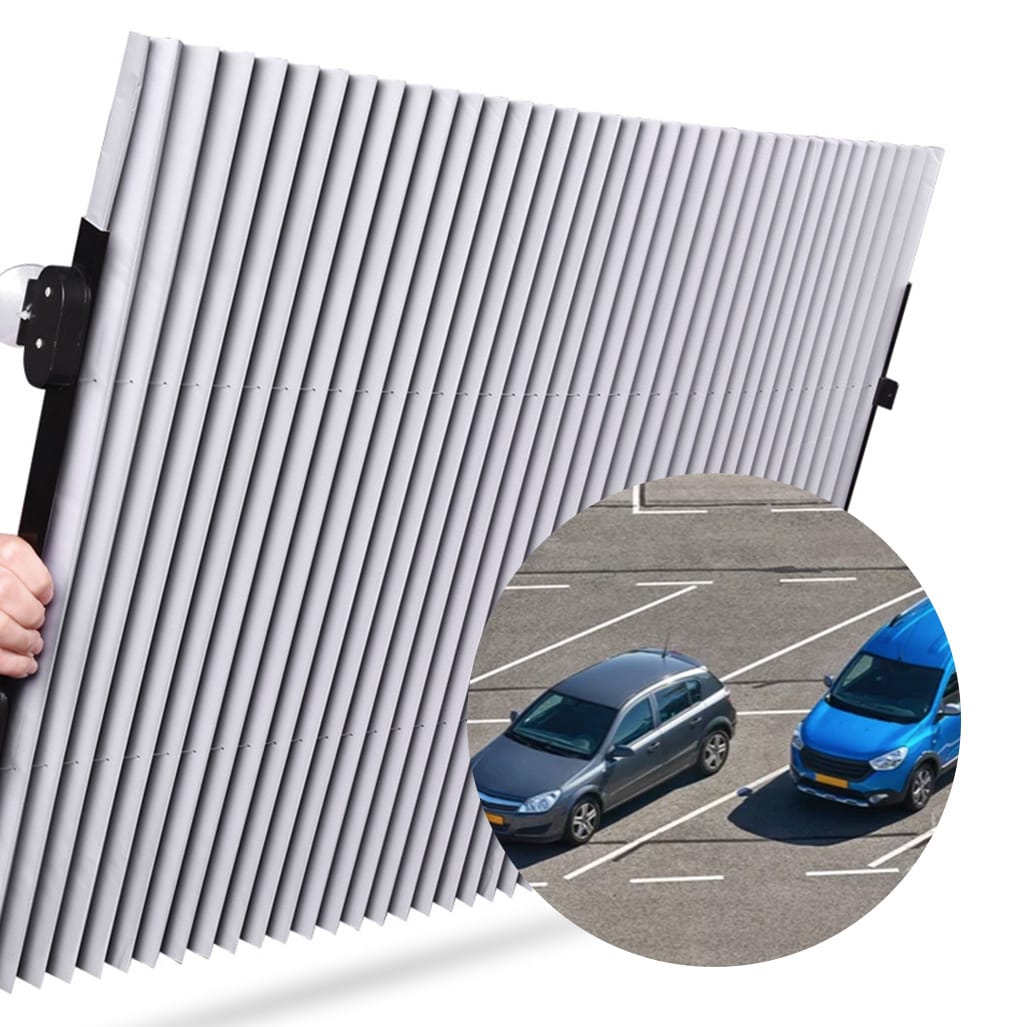 Telo parasole plissettato argentato tenuto aperto in mano, con riquadro di due auto parcheggiate al sole