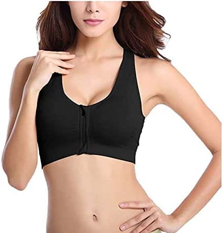 Reggiseno sportivo nero con zip frontale indossato, inquadratura sul busto su sfondo bianco
