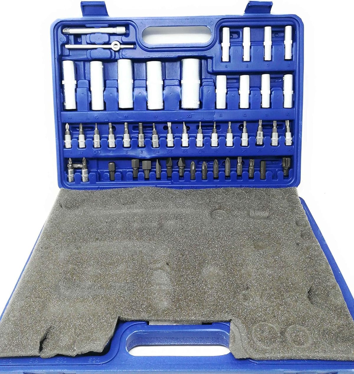 Valigetta aperta su fondo bianco, coperchio con bussole lunghe e inserti e base con imbottitura in spugna