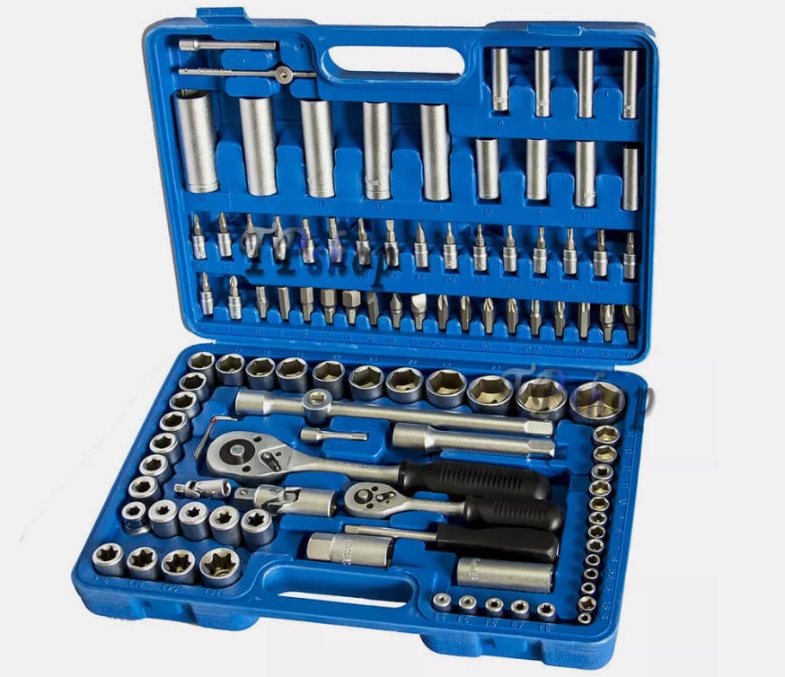 Set completo di bussole, cricchetti, prolunghe e cacciavite disposti nei due scomparti della valigetta blu