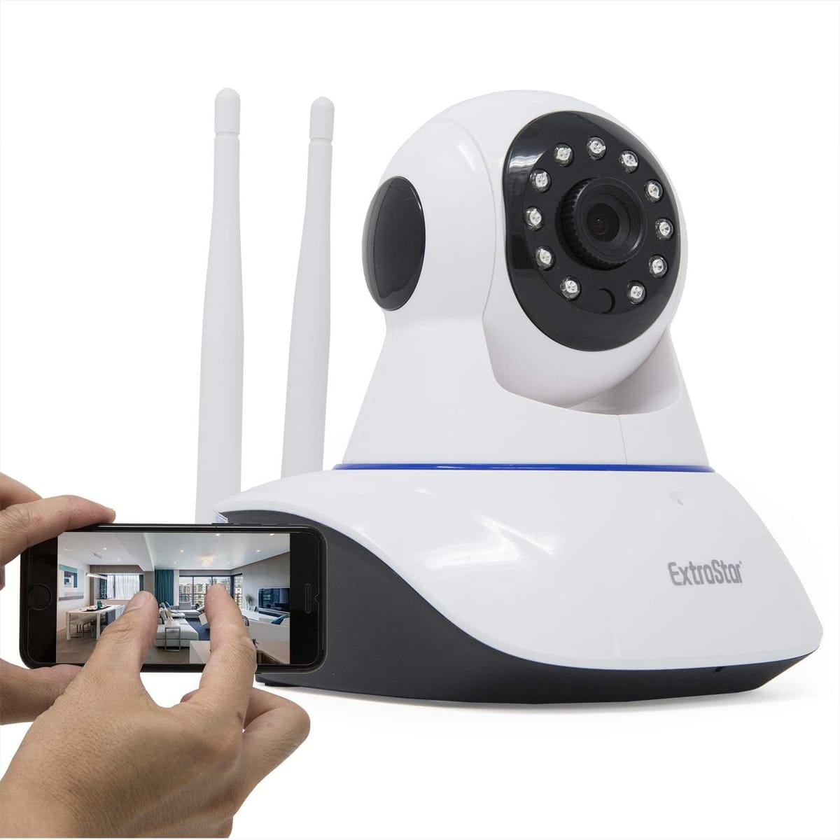 Telecamera Wi-Fi bianca con doppia antenna e LED a infrarossi, accanto allo smartphone che mostra la stanza inquadrata