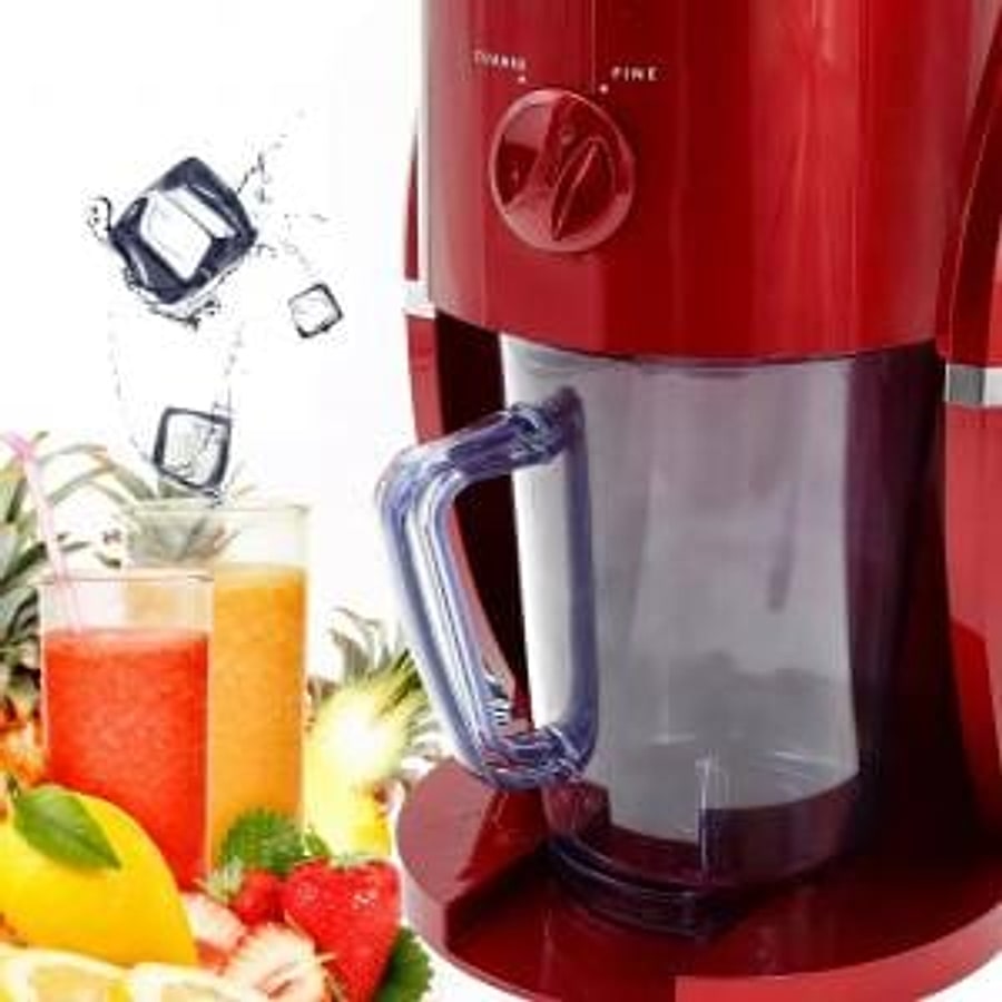 Tritaghiaccio elettrico rosso con brocca trasparente e manopola, accanto a granite e frutta fresca