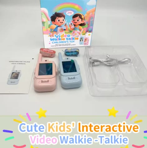 Coppia di video walkie talkie rosa e azzurro con schermo a colori, accanto alla confezione, al manuale e ai cavi di ricarica