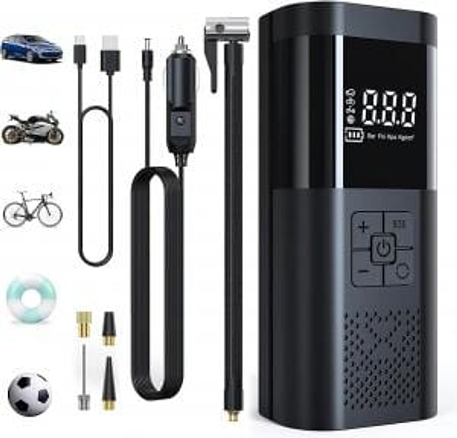 Il compressore con il display acceso e tutti gli accessori in dotazione, per auto, moto, bici e gonfiabili
