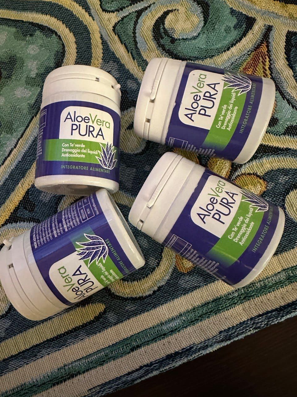 Barattoli bianchi e blu di Aloe Vera Pura, integratore alimentare con aloe vera e tè verde