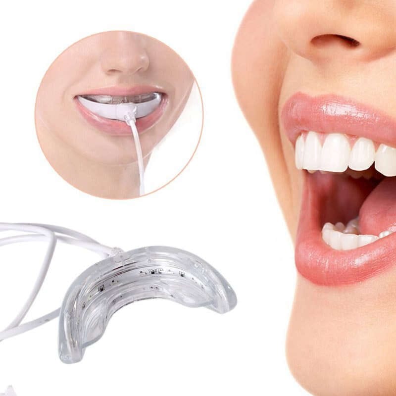 Il bite trasparente a LED del kit Extrabianco, con il cavo, accanto a una bocca aperta con denti bianchi